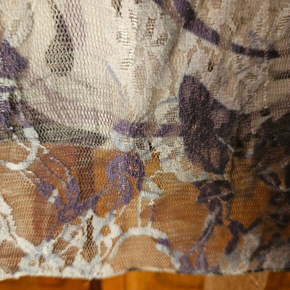 White Grey Floral Lace Women's size M with a hint of sparkle Short Sleeve top - Picture 3 of 9